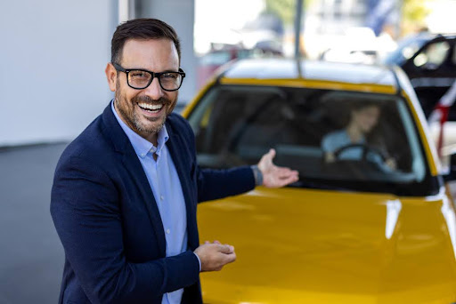 Hombre vendiendo taxis usados en Medellín con cupo
